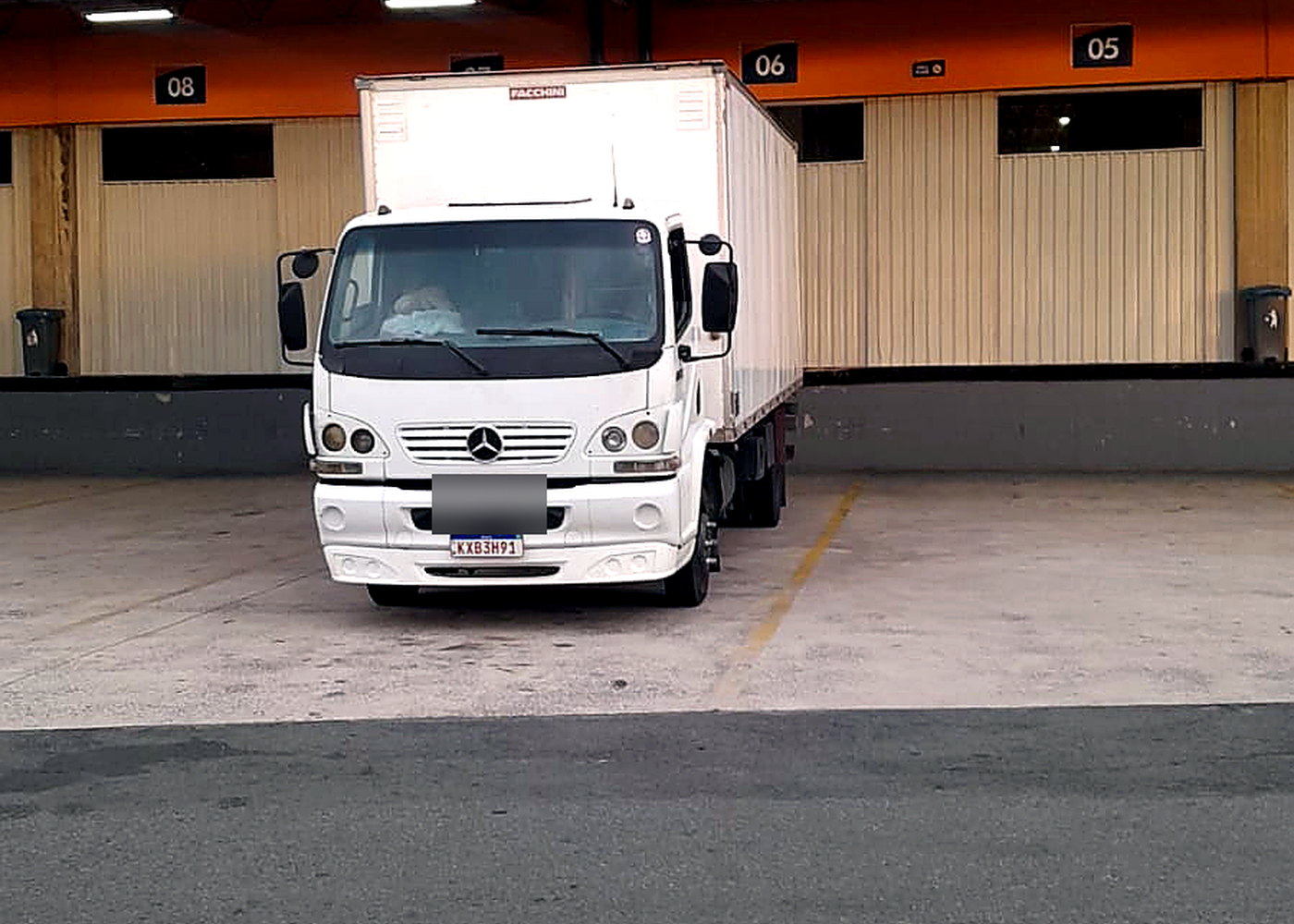 Caminhão da LA Transportes visto pela frente